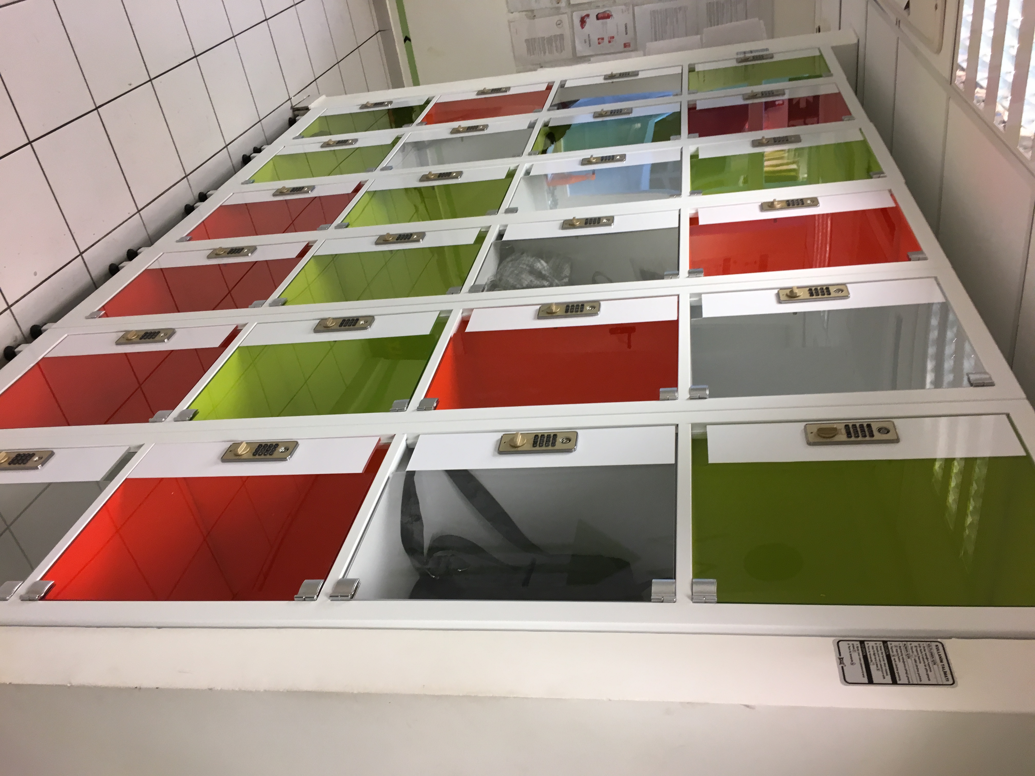 4 Kapılı Pleksi Kapaklı Elektronik Kilitli Personel Dolabı